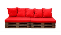 Прямой диван из коричневых паллет
